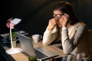 4 Cara Efektif Meredakan Mata Lelah Akibat Terlalu Lama Menatap Layar