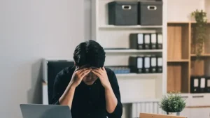 5 Kebiasaan yang Sering Diabaikan Namun Diam-Diam Memicu Stres dan Kelelahan Kronis dalam Pekerjaan Menurut Psikologi: Mengenal Diri Sendiri