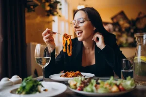 5 Makanan yang Sebaiknya Tidak Dikonsumsi saat Makan Malam agar Tidur Lebih Nyenyak