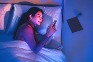 7 Efek Negatif Main HP Sebelum Tidur yang Bisa Mengganggu Hidup Anda
