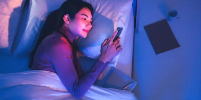 7 Efek Negatif Main HP Sebelum Tidur yang Bisa Mengganggu Hidup Anda