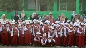 Ayah Rela Cuti Tiga Hari Demi Persiapkan dan Antar Anak Pertama ke Sekolah