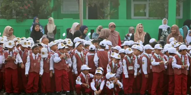Ayah Rela Cuti Tiga Hari Demi Persiapkan dan Antar Anak Pertama ke Sekolah