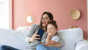 Bahaya Memainkan Ponsel di Hadapan Anak: Jika Anda Terlalu Sering Memainkan Ponsel di Hadapan Anak Mereka Akan Memandang Anda dengan 7 Hal Ini Menurut Psikologi