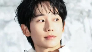 Bikin Penasaran Jung Hae In akan Jadi Agen Real Estat Ambisius dalam Drama Lucky Seoul
