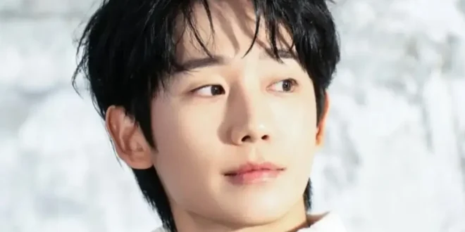 Bikin Penasaran Jung Hae In akan Jadi Agen Real Estat Ambisius dalam Drama Lucky Seoul