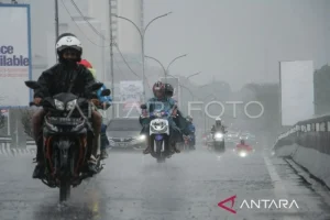 BMKG Waspada Potensi Hujan Disertai Petir di Sejumlah Kota RI, Apa yang Perlu Dilakukan?