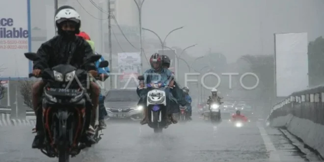 BMKG Waspada Potensi Hujan Disertai Petir di Sejumlah Kota RI, Apa yang Perlu Dilakukan?