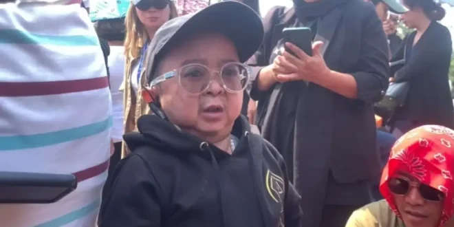 Daus Mini: Sahabat Temon yang Tak Kuasa Membendung Tangis Kenangan