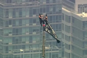 Demi Cinta Bertaruh Nyawa Pasangan Ini Lamaran di Puncak Gedung Empire State 443 Meter