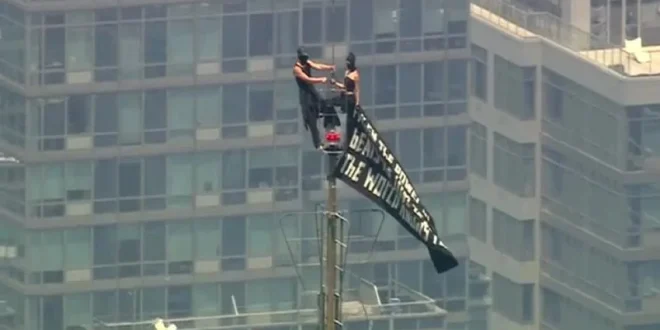 Demi Cinta Bertaruh Nyawa Pasangan Ini Lamaran di Puncak Gedung Empire State 443 Meter