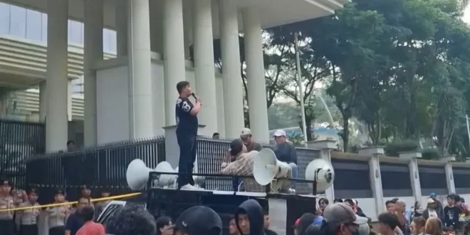 Demo Geruduk Kejagung: Masyarakat Menggugat Kekurangan Transparansi dalam Kasus Eks Jampidsus Febrie