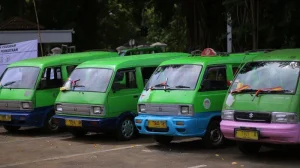 Dicekik aturan baru, pengusaha angkot di Bogor banting setir usaha bengkel sampai jaga warung