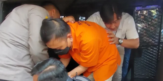 Dilimpahkan ke Kejagung Tersangka Don Ritto Tiba Beserta Barbuk Koper Berisi Emas dan Brankas: Kasus Korupsi yang Menghebohkan