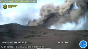Enam Kali Letusan Beruntun Anak Krakatau, Kolom Abu Hitam Pekat Mengarah ke Barat Laut dan Utara