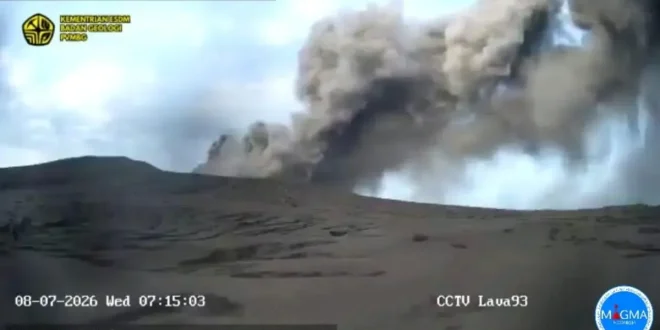 Enam Kali Letusan Beruntun Anak Krakatau, Kolom Abu Hitam Pekat Mengarah ke Barat Laut dan Utara