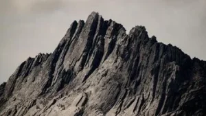 Es Abadi Puncak Jaya Papua Berpotensi Hilang Total dalam Hitungan Bulan
