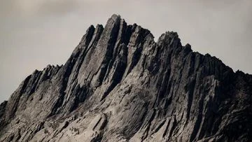 Es Abadi Puncak Jaya Papua Berpotensi Hilang Total dalam Hitungan Bulan