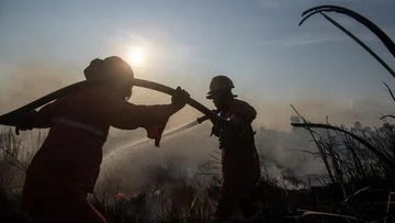 FOTO Berjibaku Padamkan Kebakaran Lahan di Ogan Ilir: Penderitaan Warga yang Tidak Berhenti