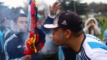FOTO Fans Sambut Kepulangan Argentina Sambil Bakar Jersey Spanyol, Antusiasme Yang Tak Terkalahkan