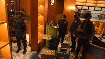 FOTO Geledah 12 Lokasi Polisi Amankan Emas Batangan-Uang Milyaran: Operasi Besar-Besaran