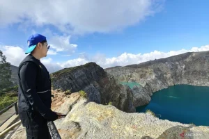 Geologi Meski Suhu Turun Wisatawan Jauhi Areal Kawah Gunung Kelimutu