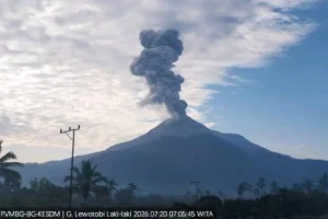 Gunung Lewotobi Laki-laki Erupsi Pagi Ini Semburkan Abu Vulkanik 1 600 Meter, Mengancam Kawasan Sekitar
