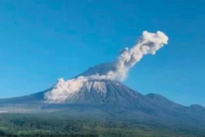 Gunung Semeru Meluncurkan Awan Panas Guguran Sejauh 3.500 Meter