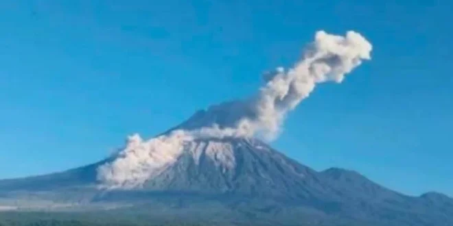 Gunung Semeru Meluncurkan Awan Panas Guguran Sejauh 3.500 Meter