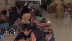 Hari Ke-8 Kebakaran TPA Jatiwaringin, Warga Terus Menghadapi Kondisi Pengungsian yang Sulit