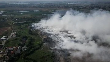 Hari Ketiga Kebakaran TPA Jatiwaringin Belum Padam, Warga Mengungsi