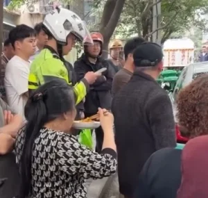 Ibu-Ibu Rela Makan Sambil Berdiri demi Enggak Ketinggalan Lihat Orang Berantem di Jalan, Fenomena Unik di Tengah Keramaian
