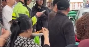 Ibu-Ibu Rela Makan Sambil Berdiri demi Enggak Ketinggalan Lihat Orang Berantem di Jalan, Fenomena Unik di Tengah Keramaian