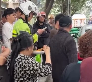 Ibu-Ibu Rela Makan Sambil Berdiri demi Enggak Ketinggalan Lihat Orang Berantem di Jalan, Fenomena Unik di Tengah Keramaian