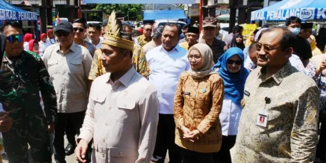 Istri Bupati Pemalang Anom Widiyantoro Terjaring KPK, Bungkam Saat Tiba