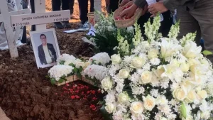 Istri hingga Anak-anak Menangis Saat Komedian Temon Dimakamkan di TPU Tanah Kusir: Mengenang Kehidupan dan Karya Beliau