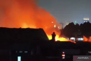 Kebakaran landa permukiman warga di Palmerah Jakbar: Api Menghanguskan Rumah Warga