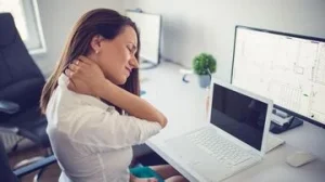 Kebiasaan Kretek Leher untuk Usir Pegal: Apakah Benar Memicu Stroke?