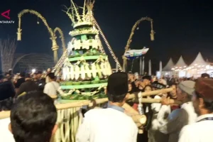 Kirab 5.000 Tangkir Bubur Suro Semarakkan Penutupan Syafaat Festival di Pekalongan