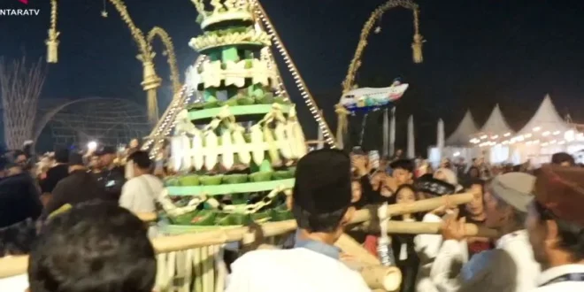 Kirab 5.000 Tangkir Bubur Suro Semarakkan Penutupan Syafaat Festival di Pekalongan