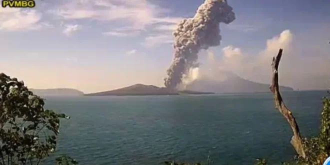 Klarifikasi Penting: Hoax Video Gunung Anak Krakatau Meletus Malam Hari Terungkap