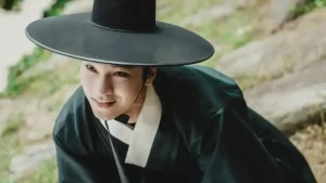 Lee Hong Nae Menggaet Perhatian Publik dengan Peran Dukun Misterius di The East Palace