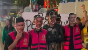 Mahasiswa Demo Kejagung: Kecewa Penanganan Kasus Eks Jampidsus Febrie Mahasiswa Demo Bawa Rompi Pink dan Borgol ke Kejagung
