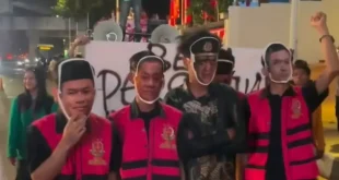 Mahasiswa Demo Kejagung: Kecewa Penanganan Kasus Eks Jampidsus Febrie Mahasiswa Demo Bawa Rompi Pink dan Borgol ke Kejagung