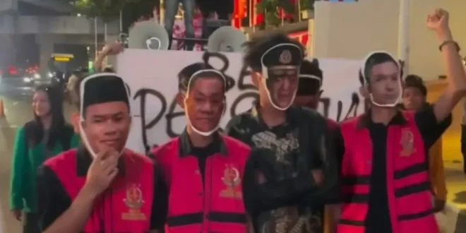 Mahasiswa Demo Kejagung: Kecewa Penanganan Kasus Eks Jampidsus Febrie Mahasiswa Demo Bawa Rompi Pink dan Borgol ke Kejagung