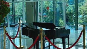 Melihat Public Piano Pertama di Stasiun KRL Indonesia Masih Sepi tapi Terawat