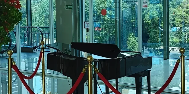 Melihat Public Piano Pertama di Stasiun KRL Indonesia Masih Sepi tapi Terawat