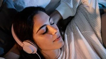 Mengungkap 6 Ciri Kepribadian yang Membuat Orang Tak Bisa Tidur Tanpa Musik