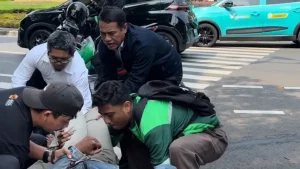 Mentan Amran Tunjukkan Kepemimpinan dengan Momen Mentan Amran Tunda Perjalanan ke Istana Demi Evakuasi Korban Kecelakaan di Tengah Jalan