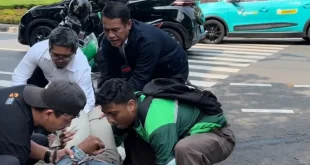 Mentan Amran Tunjukkan Kepemimpinan dengan Momen Mentan Amran Tunda Perjalanan ke Istana Demi Evakuasi Korban Kecelakaan di Tengah Jalan